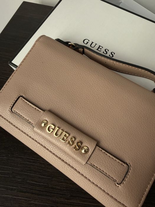 Guess- Малка чанта от еко кожа с верижка