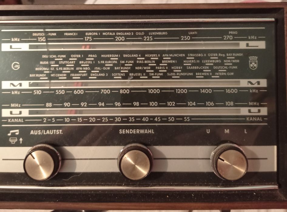 Vând/Schimb radio Grundig.Bârâie,buton posturi defect,arată ca în foto