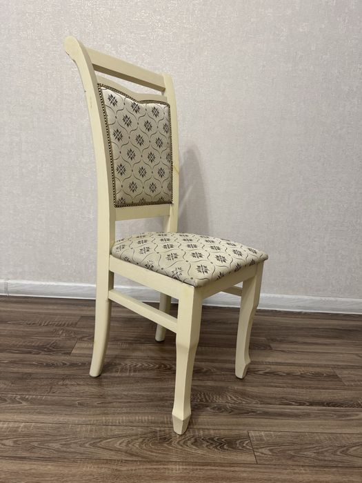 Продаю 6 кремовых стульев с мягкой обивкой