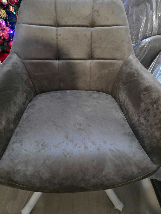 Продавам 4 броя чисто нови трапезни столове