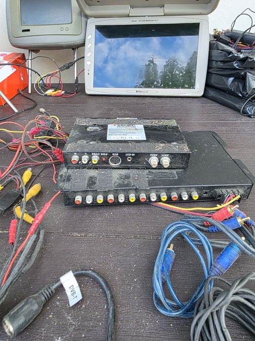 Monitor ,tetiere si sistem media phonocar italy