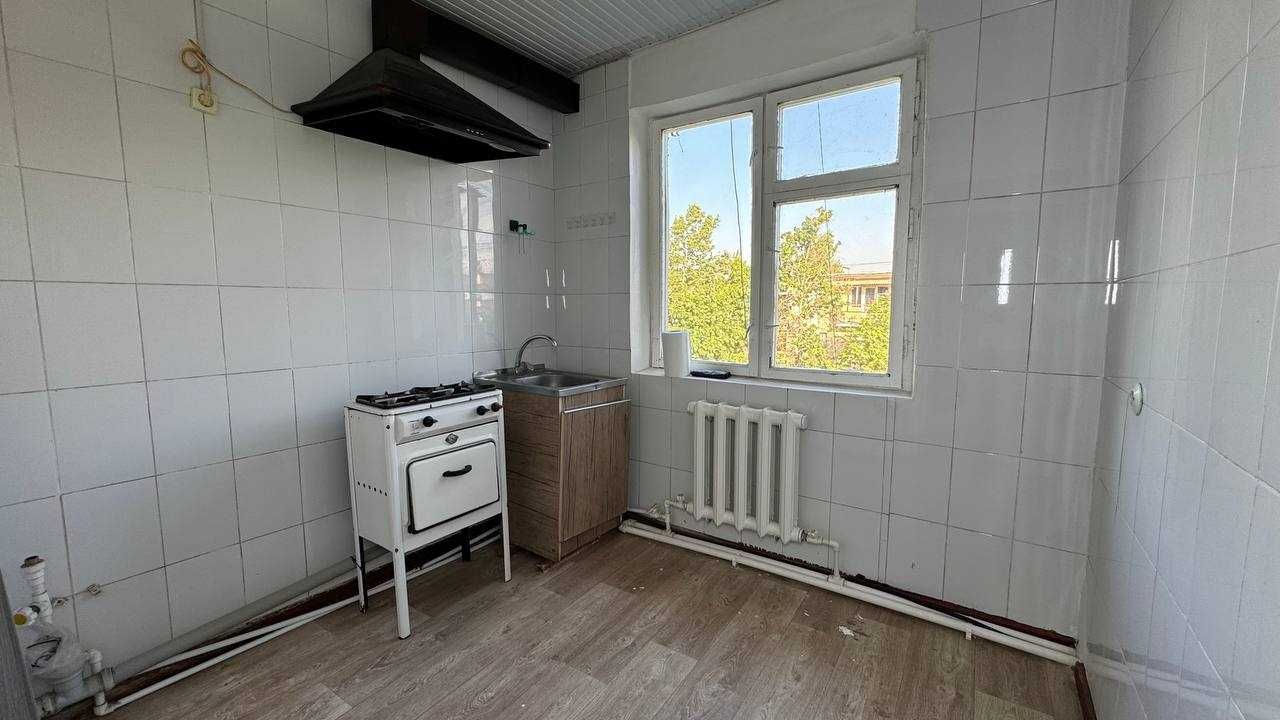 Ватний Мерос магазини 2 хонали квартира сотилади.ID: 285079