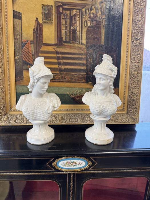 Doua busturi din praf de marmura