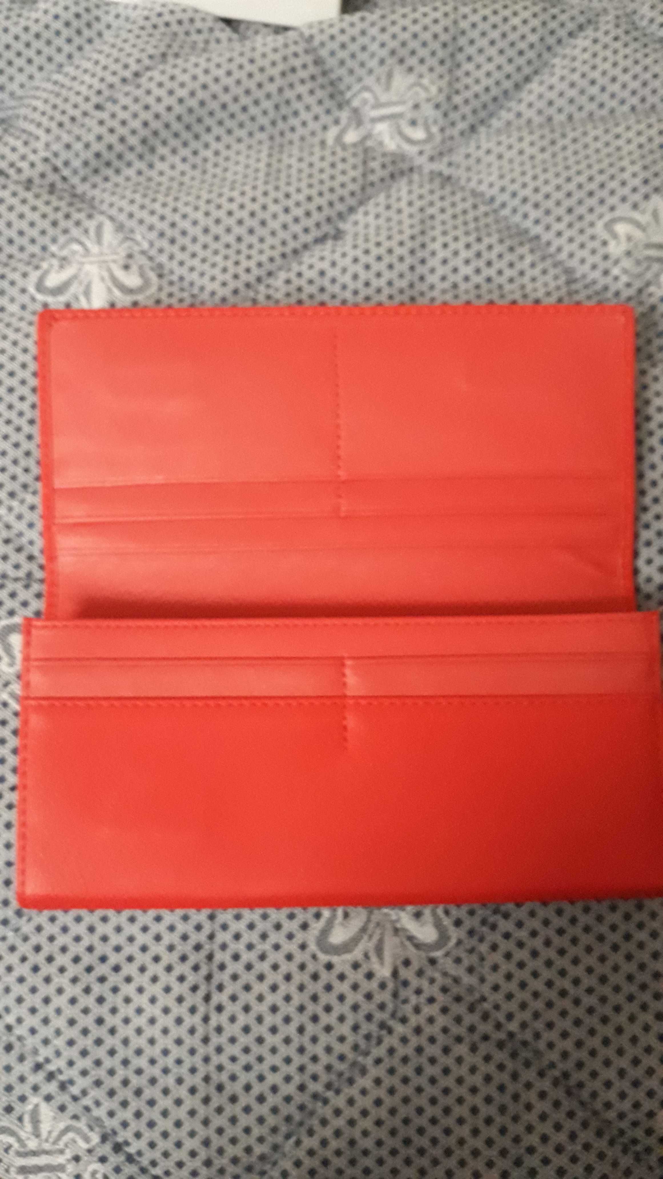 Дамски портфейл в червен цвят.