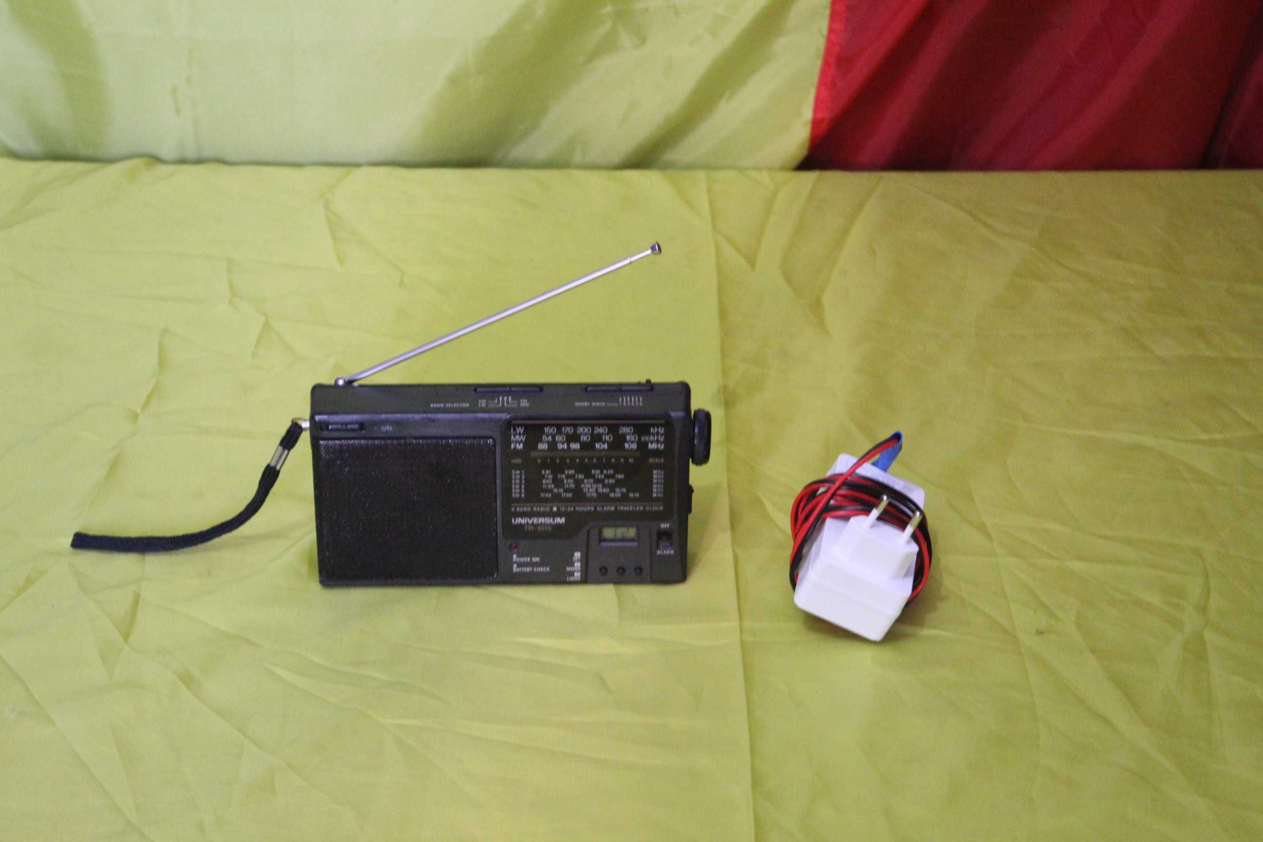 Radio  cu ceas alarma vechi - ( Germania) UNIVERSUM tr-1015