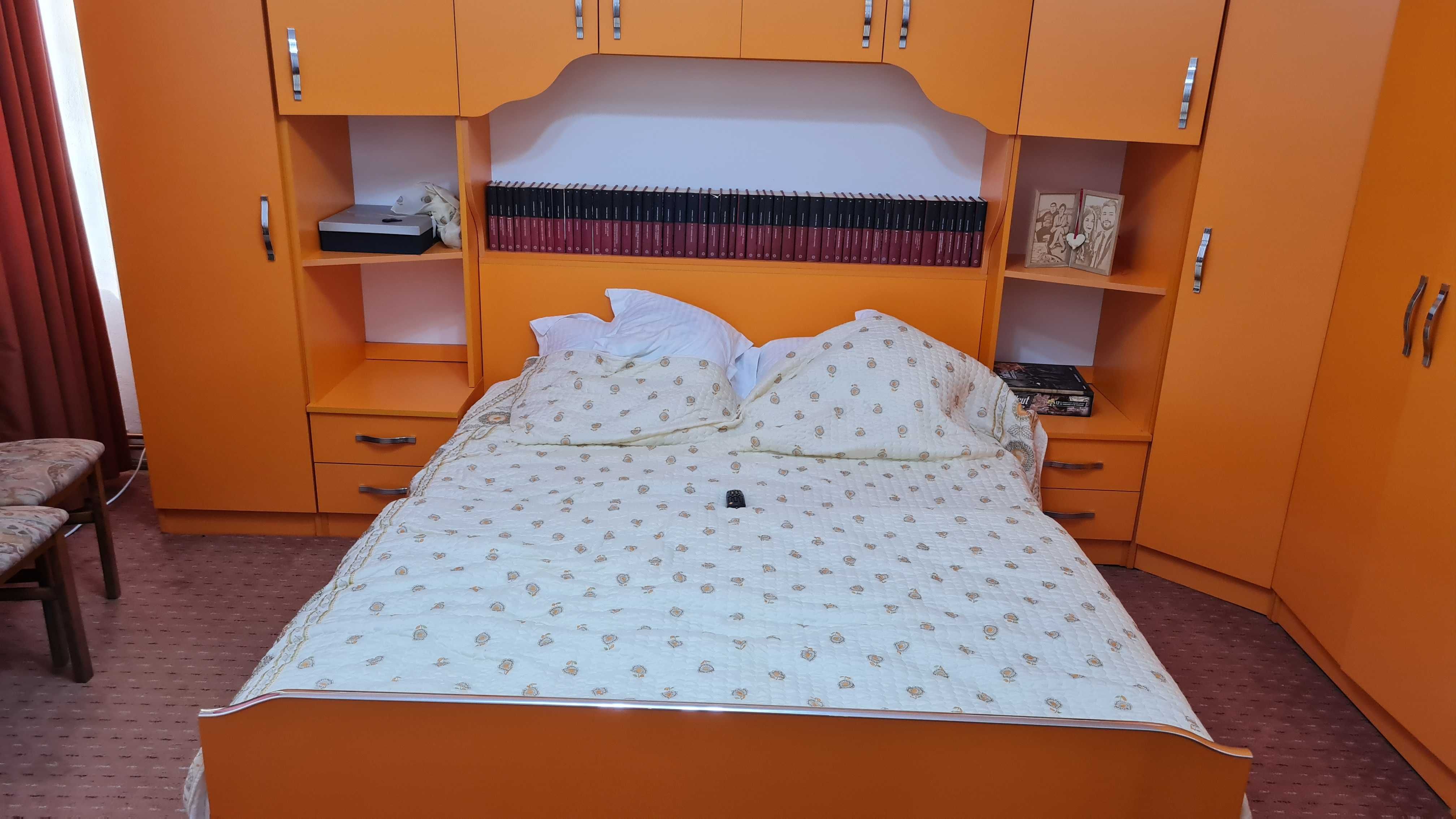 Mobila dormitor culoare portocalie