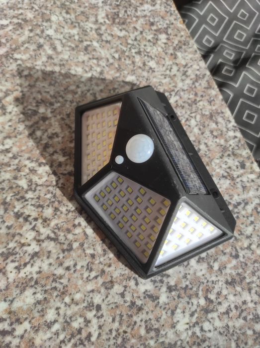 Proiector led cu incarcare solara
