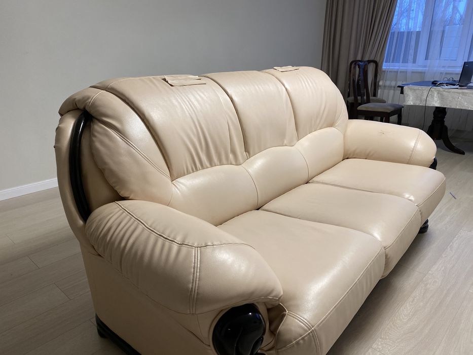 Диван кожаный с двумя креслами в отличном состоянии.