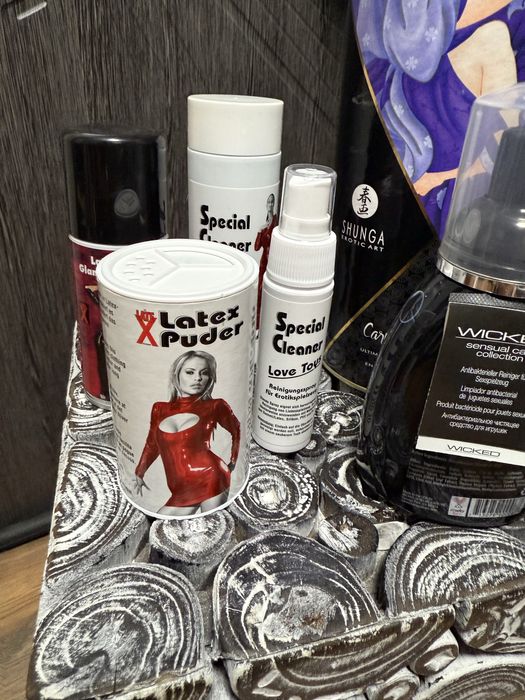 Еротичен комплект олиа и почистващи продукти