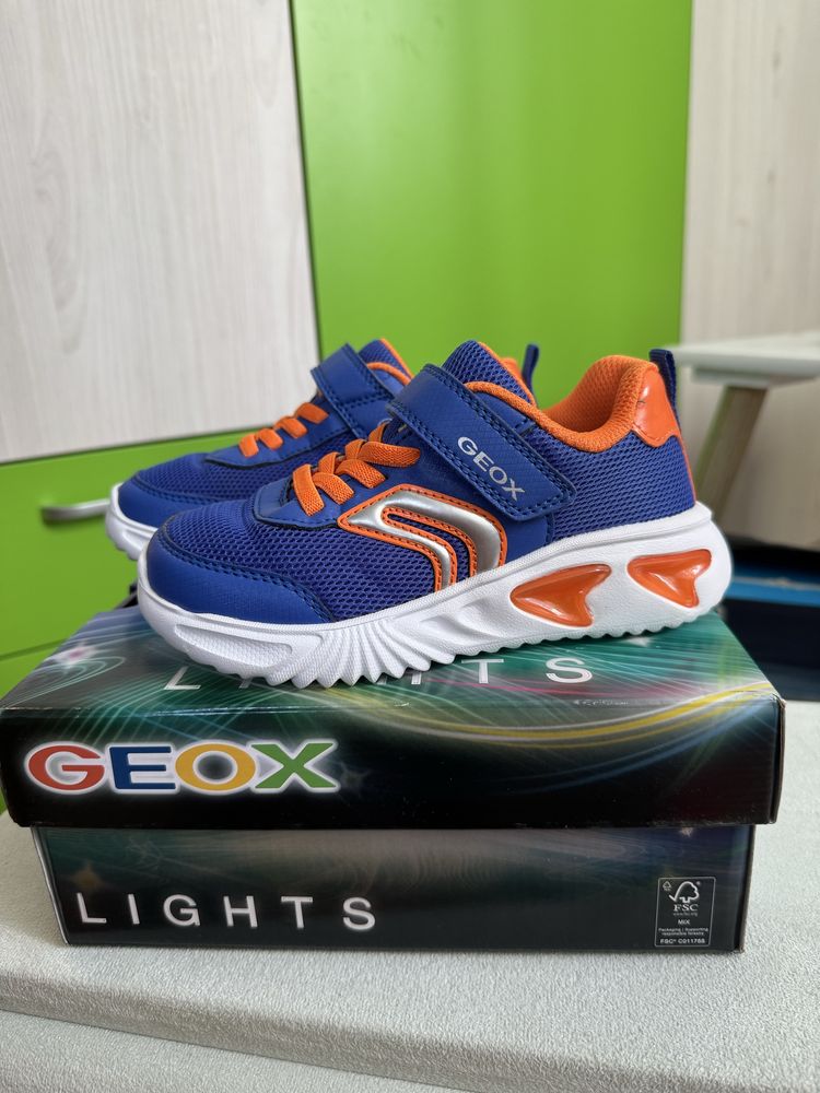 Светещи маратонки Geox