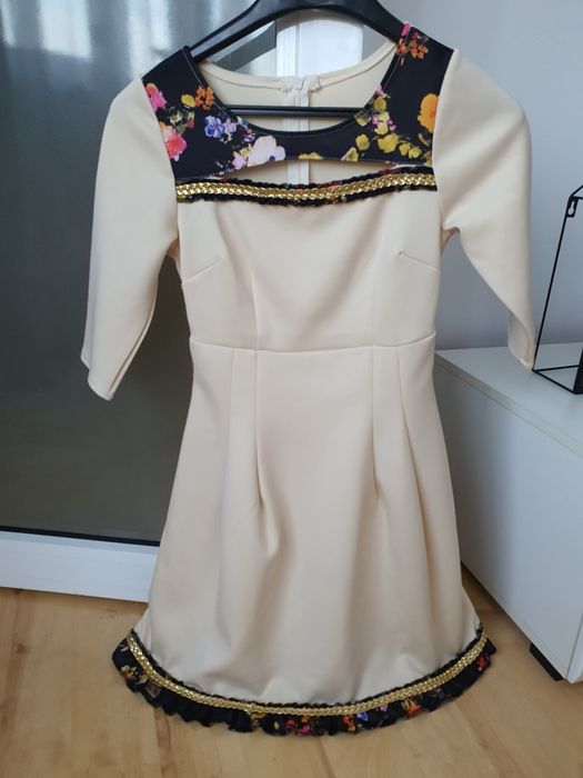 Vând rochie elegantă crem