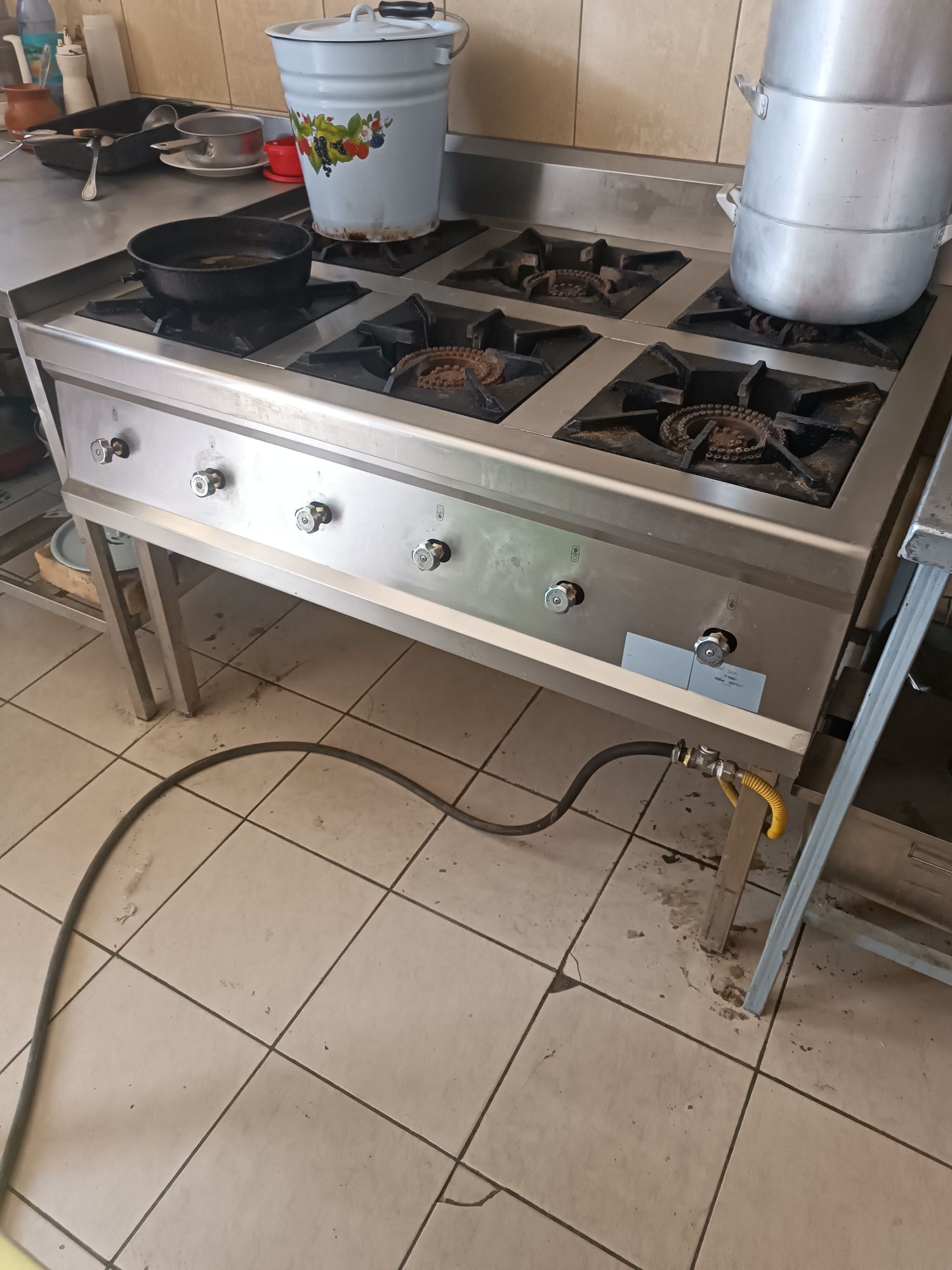 Газовая плита сотилади.