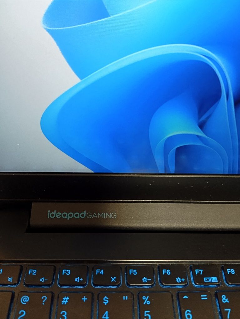 Геймърски лаптоп Lenovo