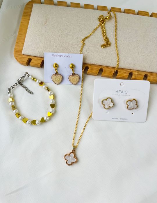 Трендовые украшения отдам за шоколадку