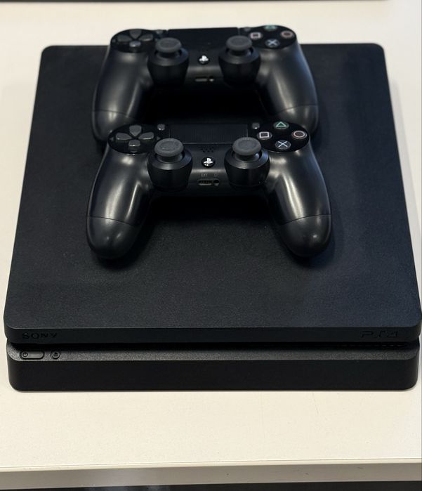 Vand / schimb ps4 slim modabil memorie 1tb 2 controllere joc gta v