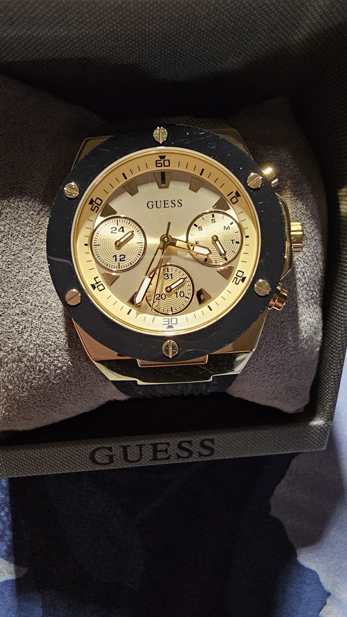 Часовници GUESS по 130лв.