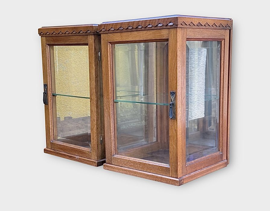 Set 2 vitrine perete/postament lemn masiv nuc