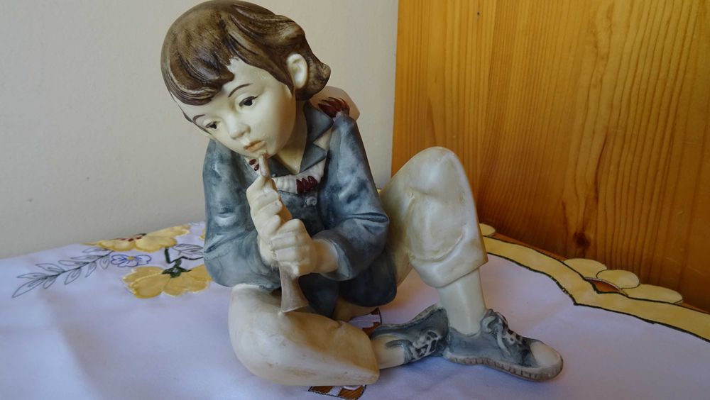 Скулптурна фигурка на A Santini - Момче с флейта .