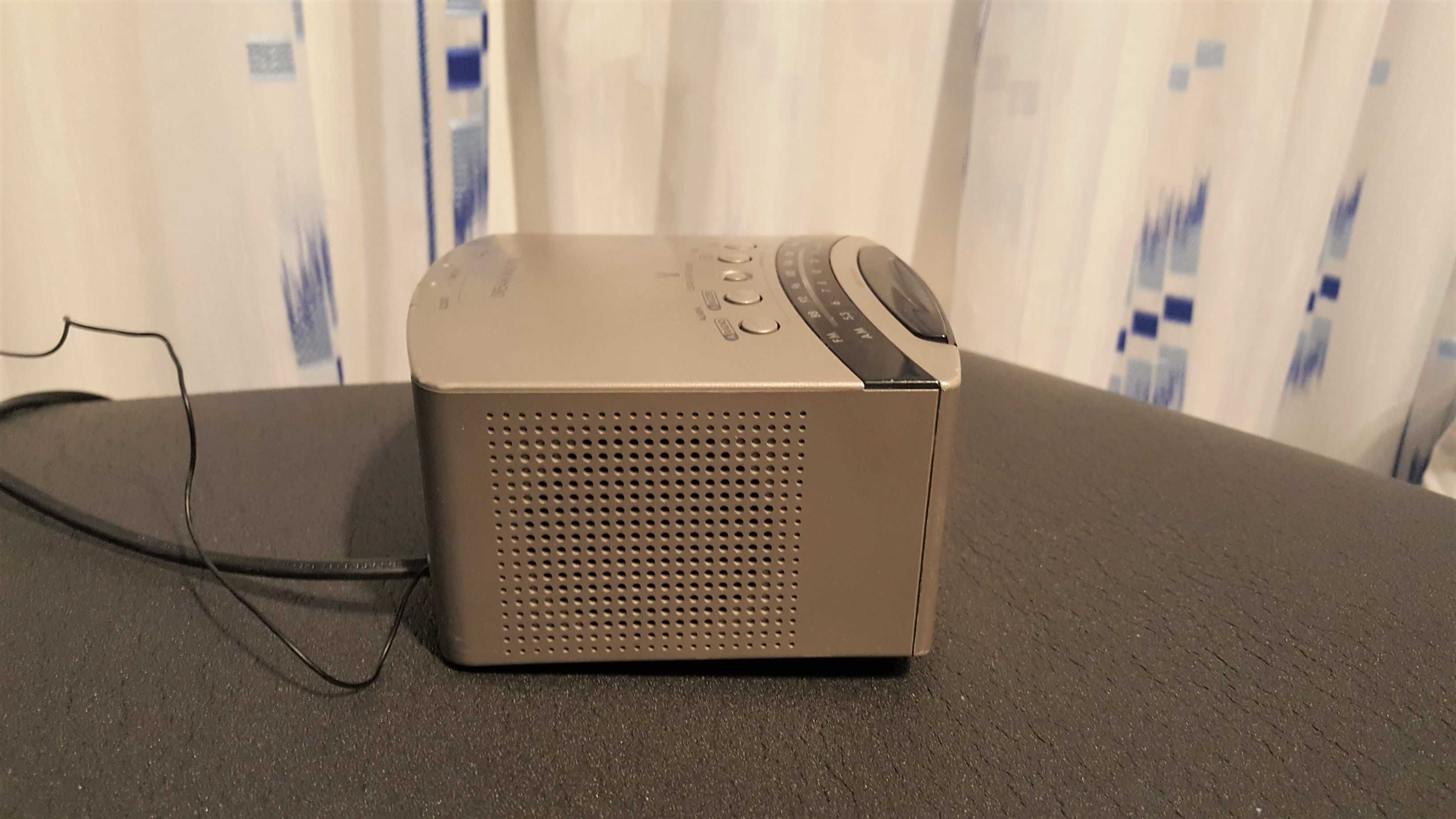 Radio cu ceas dream machine pentru cunoscatori Sony ICF C50