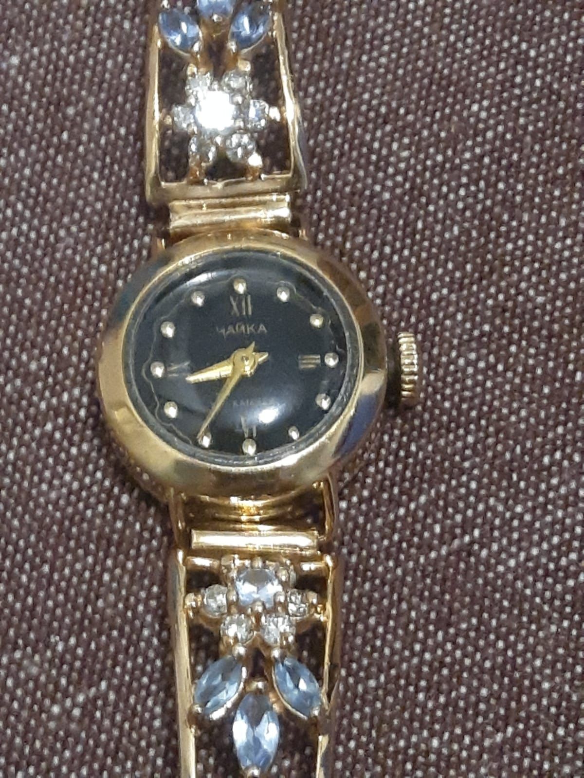 Женские золотые часы с бриллиантами.
