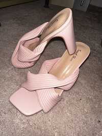 Розови сандали на ток