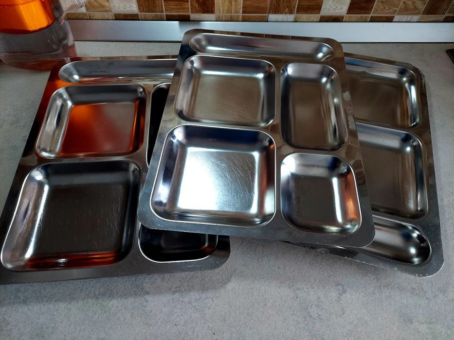 Tavă compartimentata