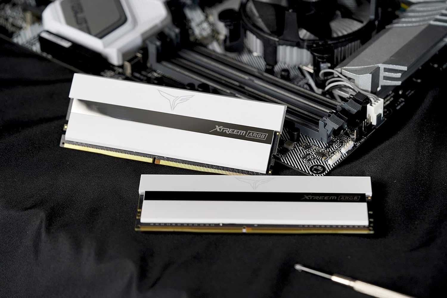 Рам памет TeamGroup Xtreem WHITE ARGB  64GB (2x32GB) DDR4  3600MHz