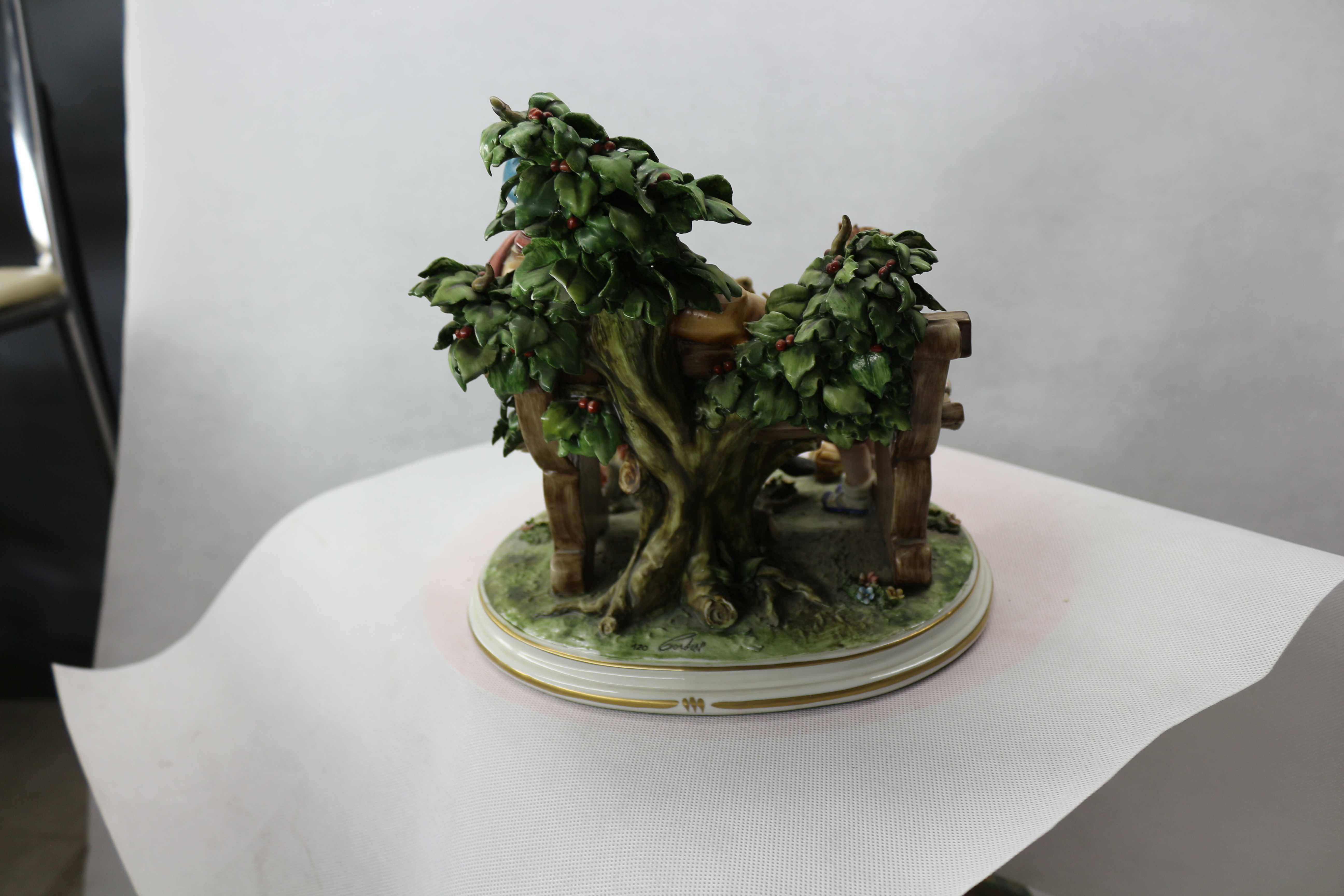 Статуэтка из фарфора Дедушка с внуком Capodimonte Италия