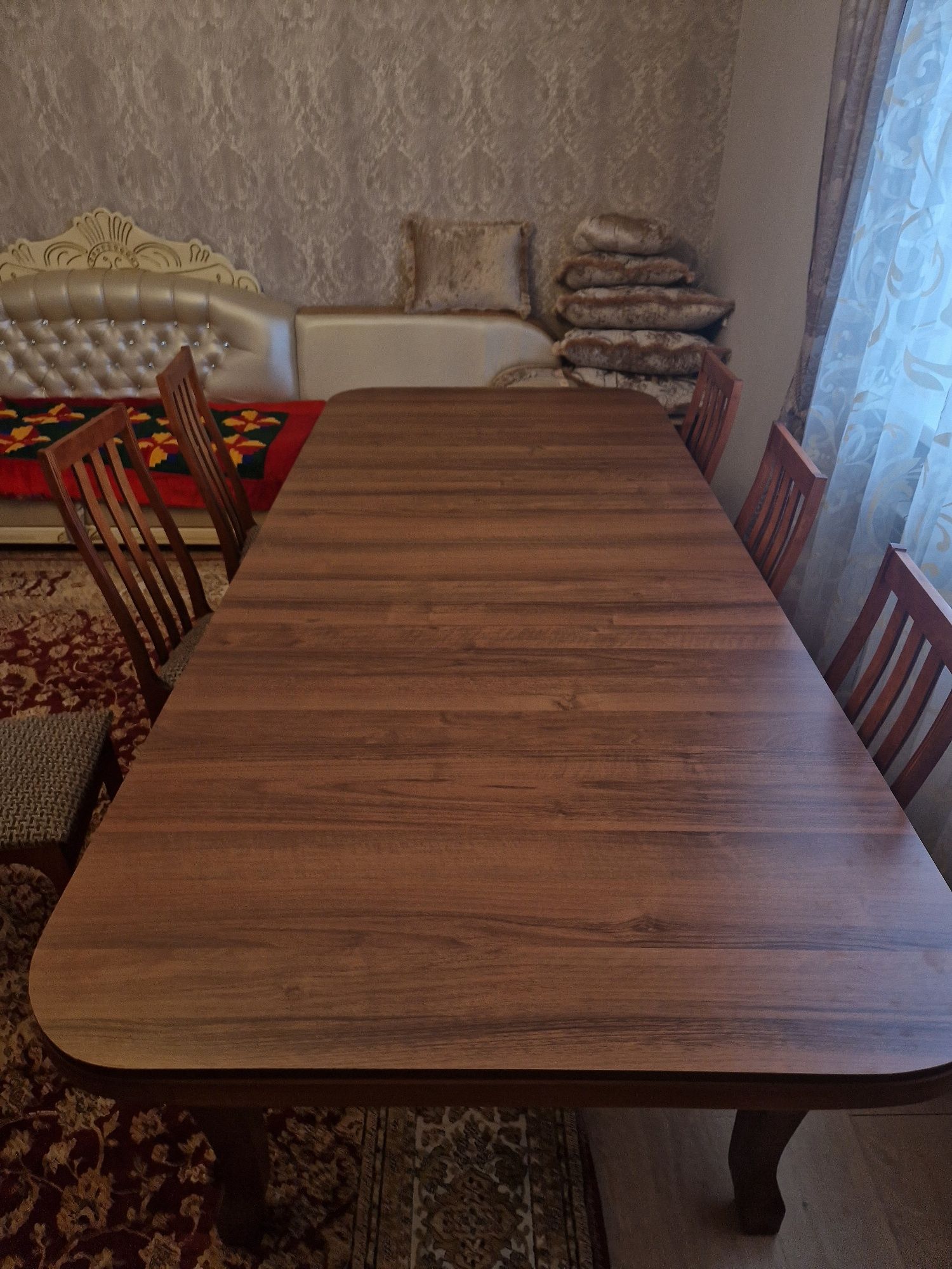 Стол  для  гостей
