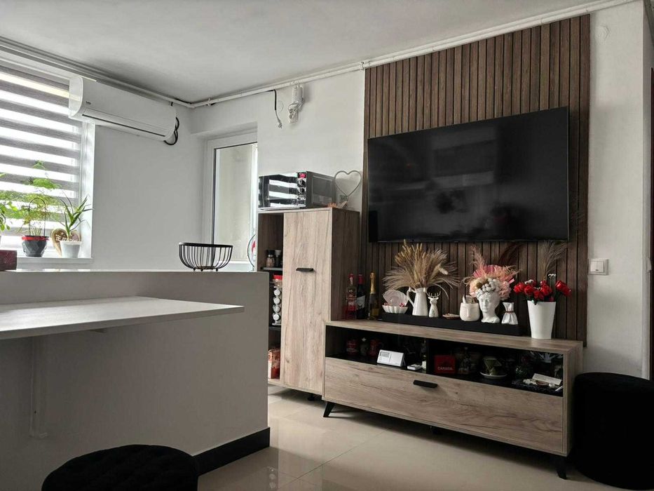 Vând apartament 2 camere tip studio complet renovat-proprietar