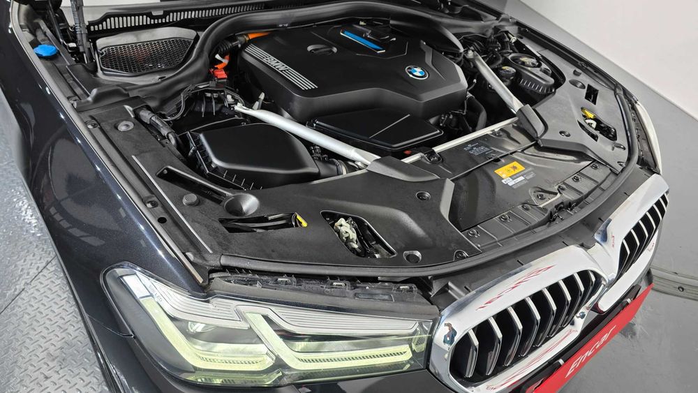 BMW 5-Series 530e Luxury   23