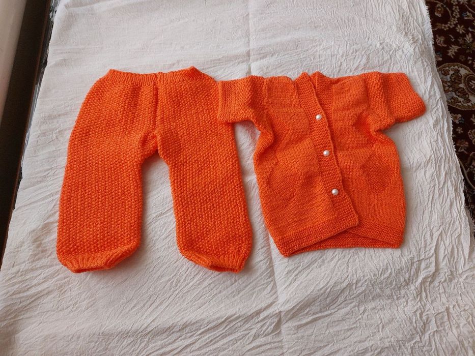 Продается вязаный детский кастюмчик