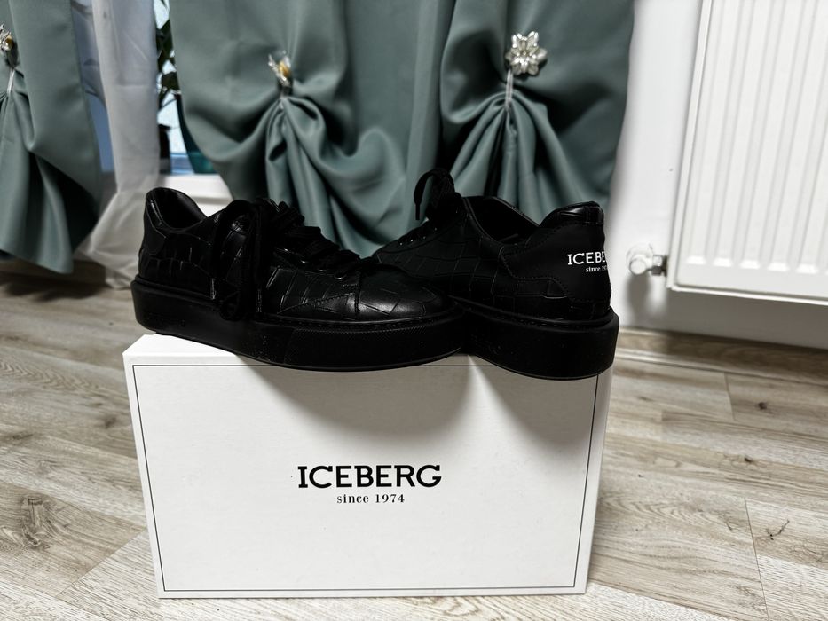 Vând adidași originali