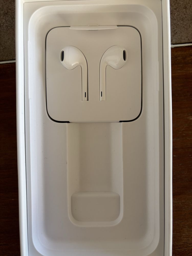 iPhone XR 64GB бял