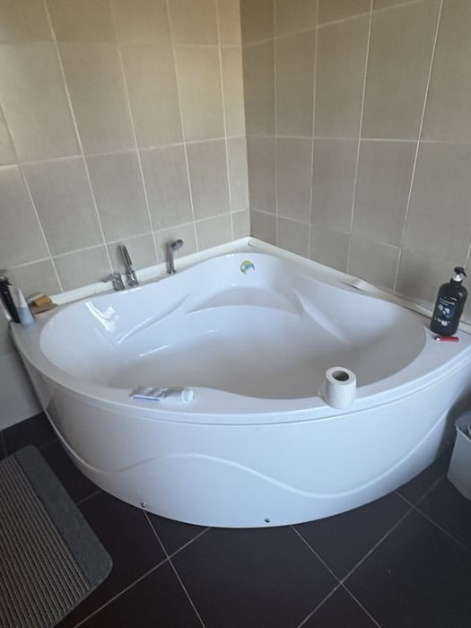 Угловая акриловая ванна Gloria 140×140