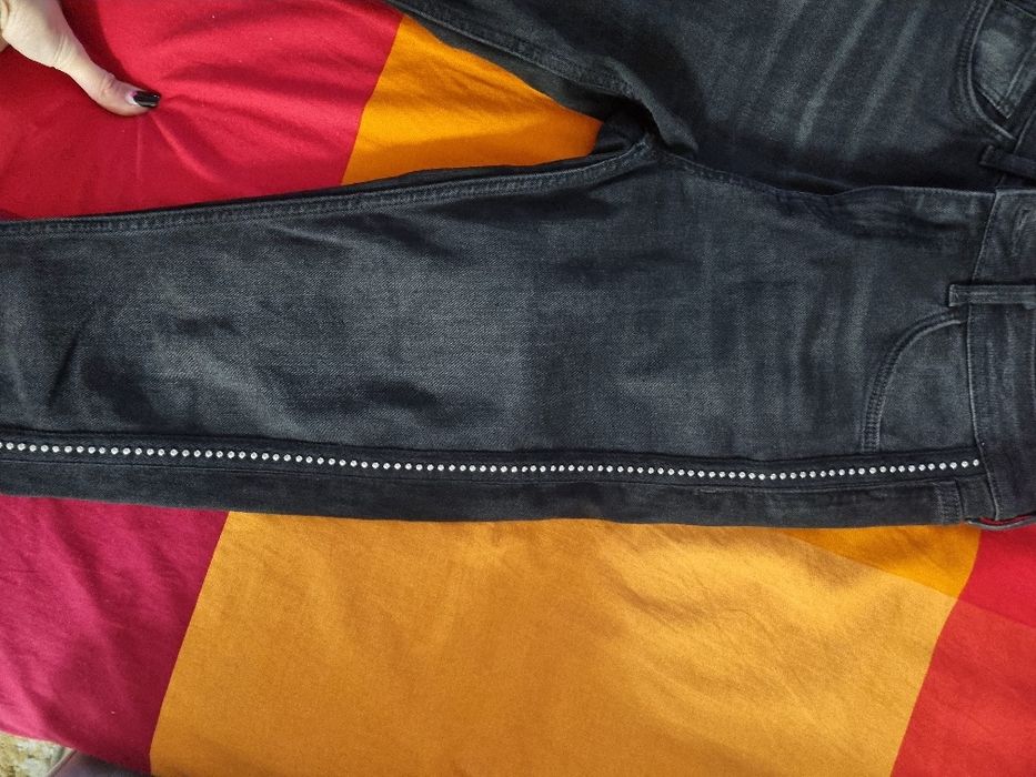 Blugi negri cu model din bile pe picior