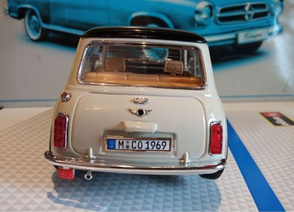 Mini Cooper 1969
Scara 1:18
Bburago

Pozele reflectă realitatea. Se vi