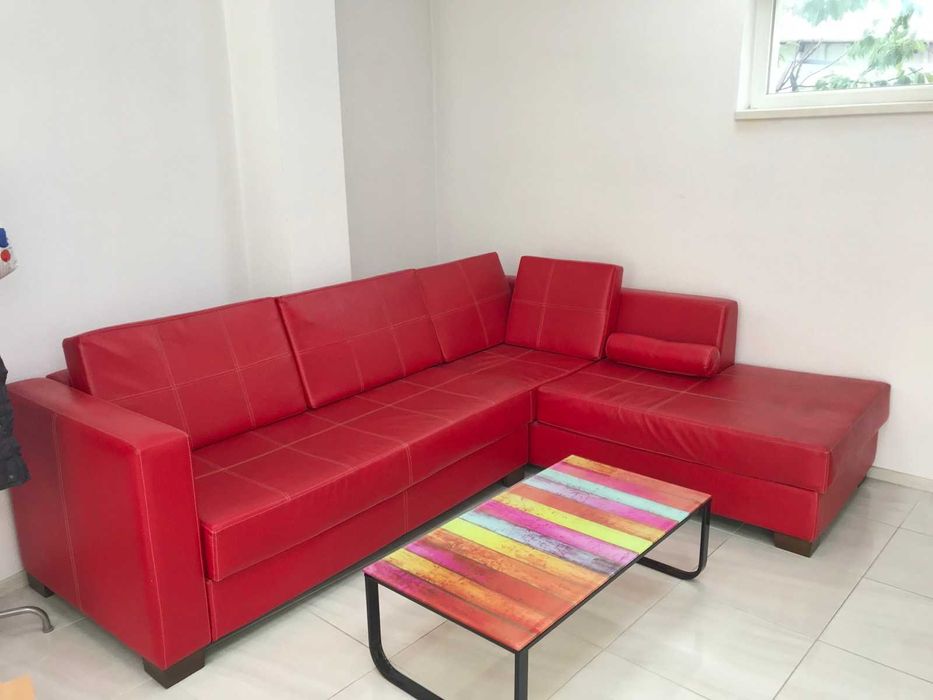 Маса и ъглов диван изкуствена кожа, отлично състояние.