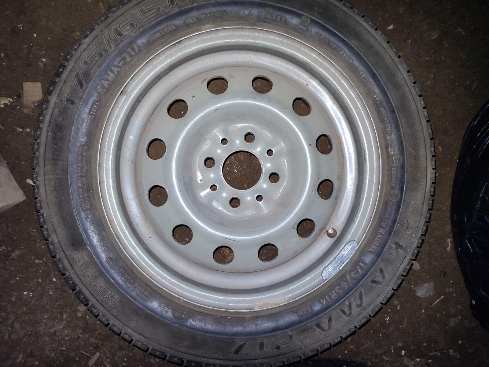 Продам диски с шинами на r 15 и r 14