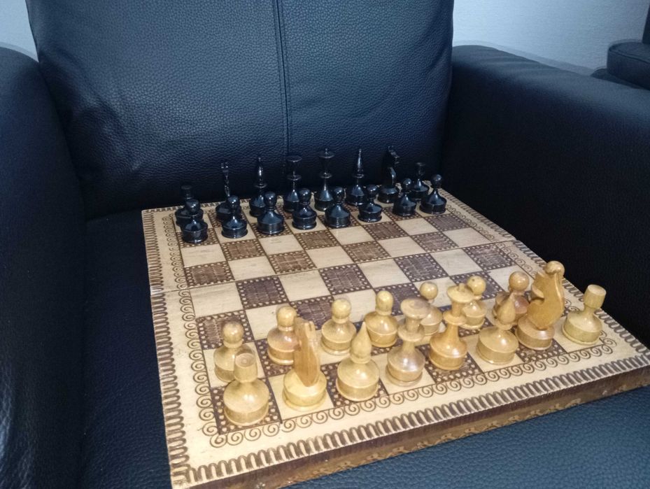 Шах с дървени фигури