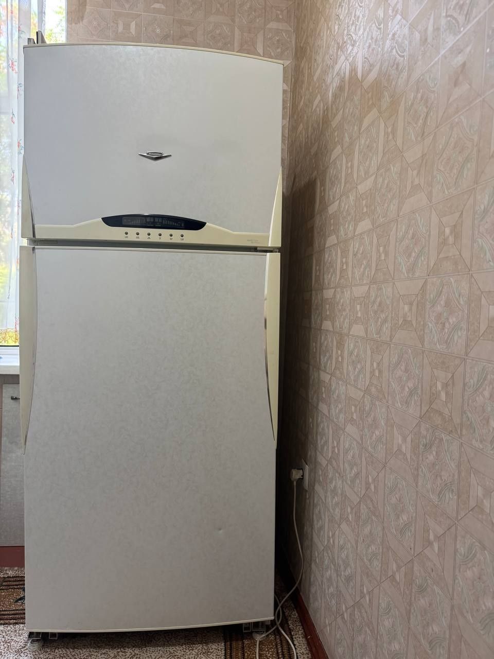 Продаётся двухкамерный холодильник  в Чирчике