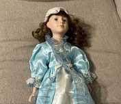 Păpușă vintage cu față și membre din porțelan – 60 cm, rochie albastră