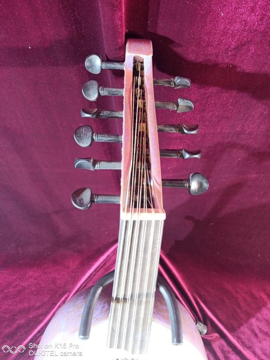 Уд.Турски  музикален инструмент.