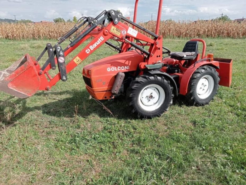 Tractor Goldoni cu incarcator  viticol