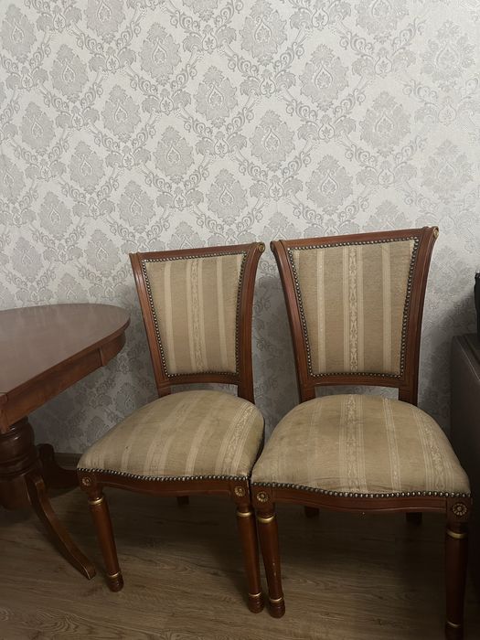 продается стол и стулья