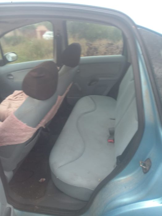 Vând Citroen C3 din 2003 mașină pentru dezmembrări sau camp.