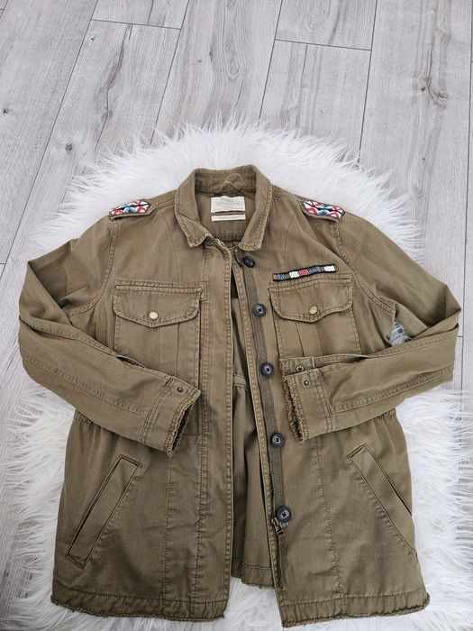 Geaca Bershka L cu aplicatii