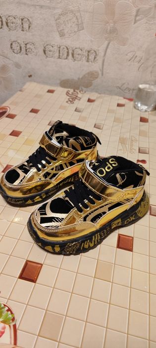 Продам детскую обувь