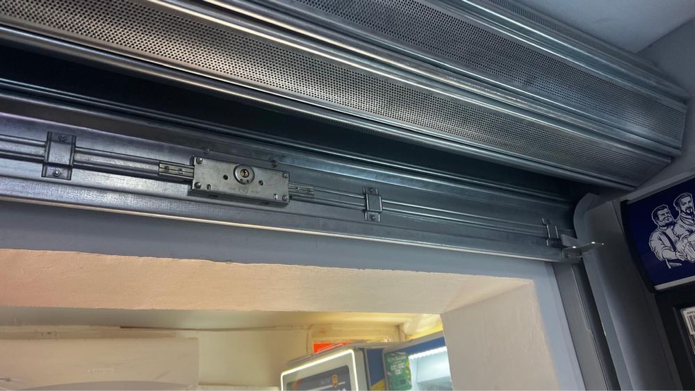 Usa metalica spatiu comercila