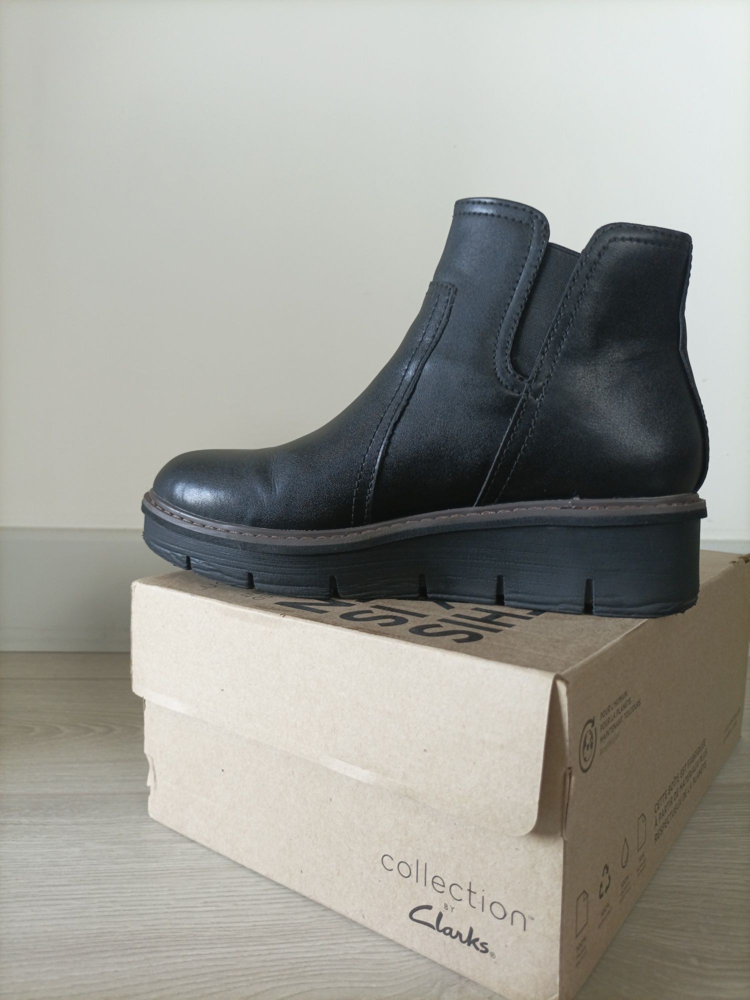 Clarks Скосени боти Airabell